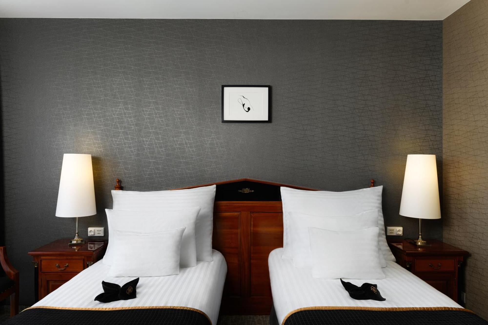 Executive Suite,1539714142:JPEG